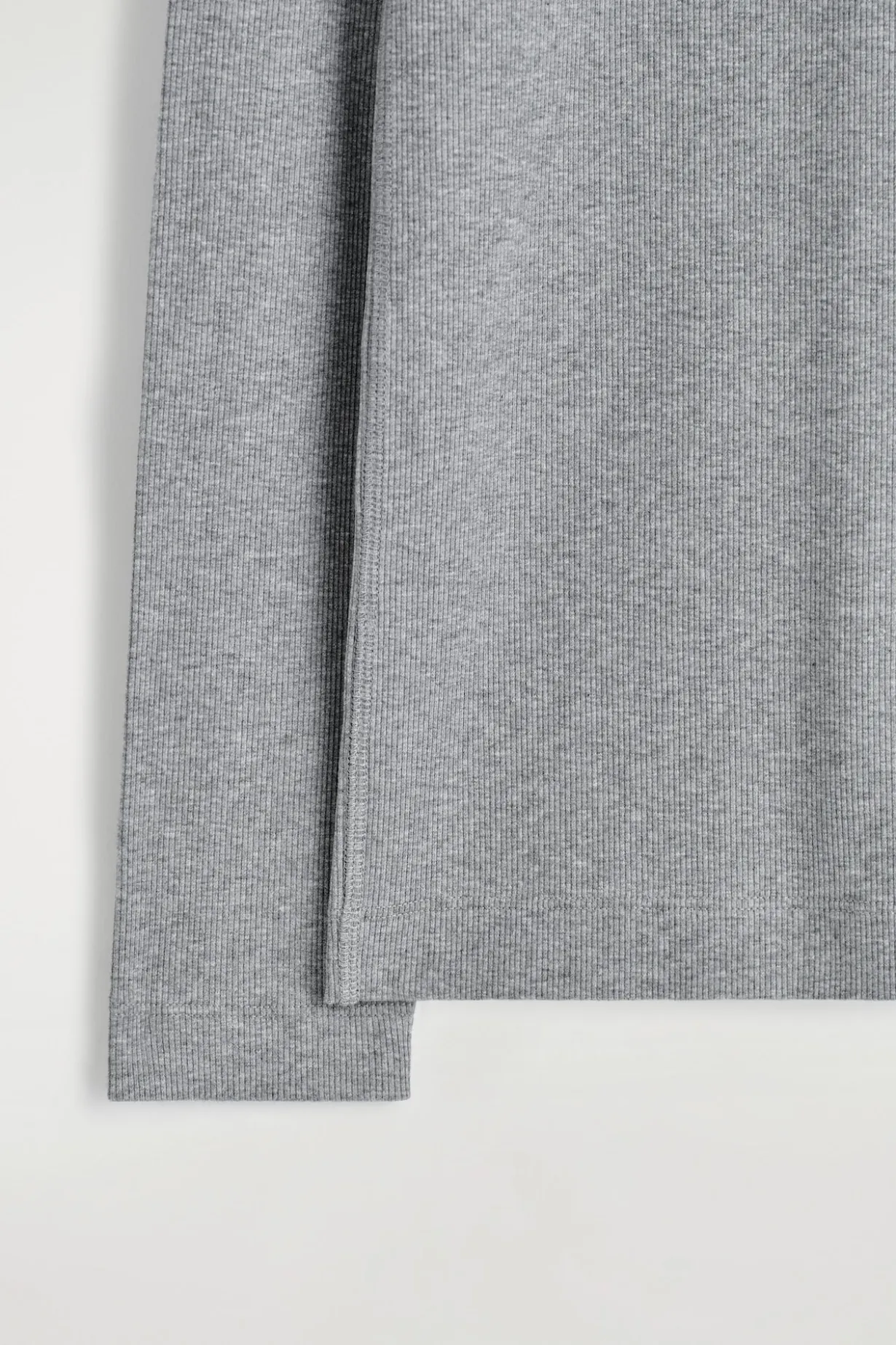 GERIPPTES LANGARMSHIRT AUS JERSEY