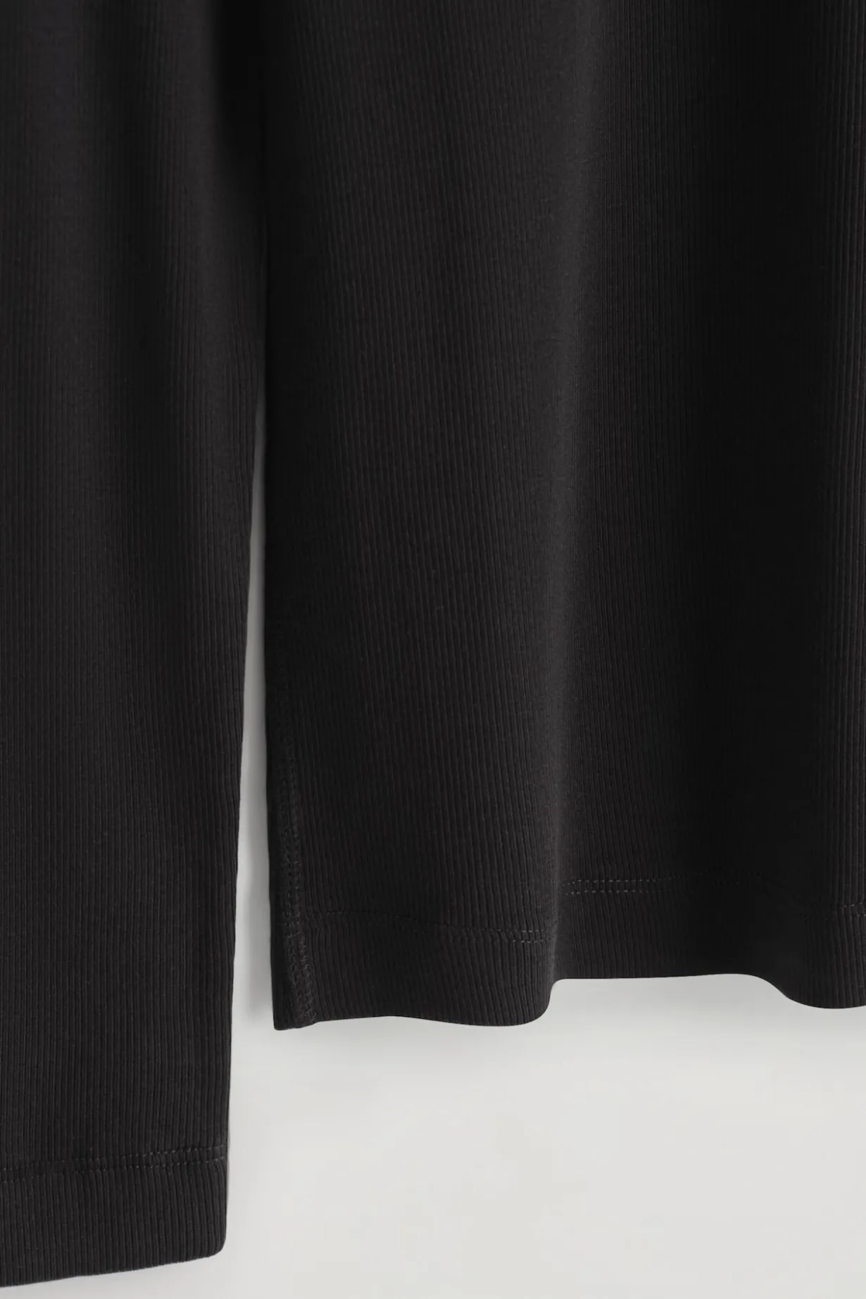 GERIPPTES LANGARMSHIRT AUS JERSEY