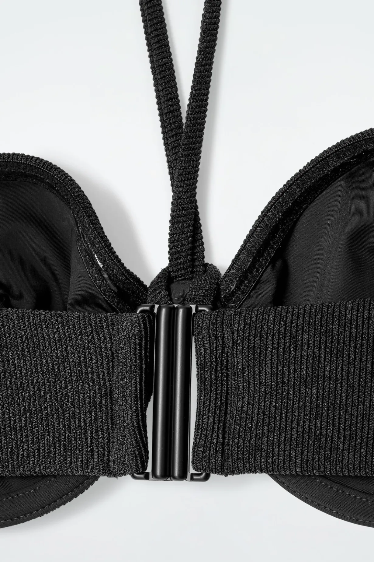 GERIPPTES NECKHOLDER-BIKINIOBERTEIL MIT BÜGELN