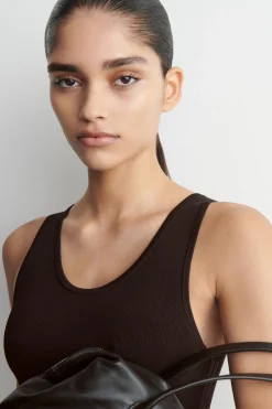 GERIPPTES TANKTOP MIT TIEFEM AUSSCHNITT