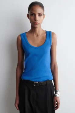 GERIPPTES TANKTOP MIT TIEFEM AUSSCHNITT