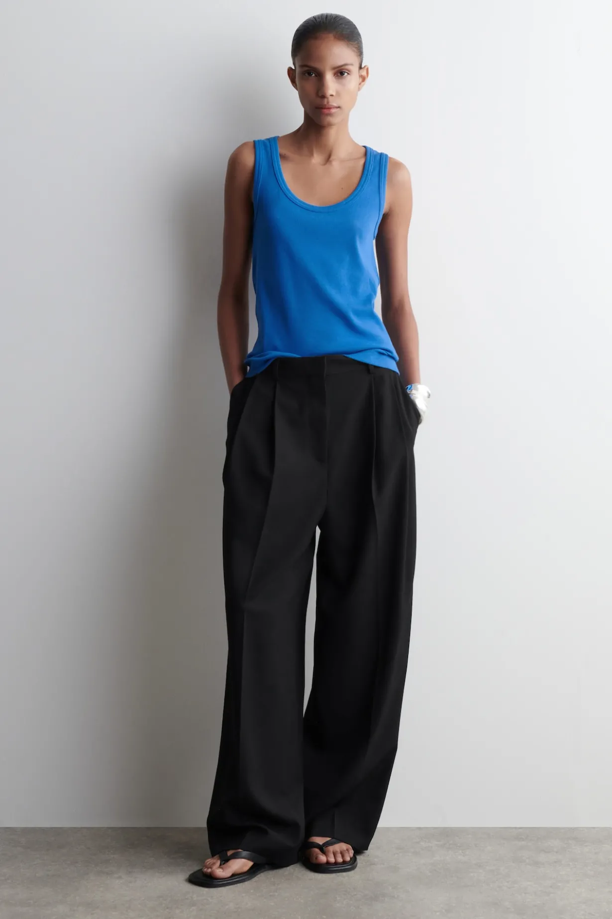 GERIPPTES TANKTOP MIT TIEFEM AUSSCHNITT