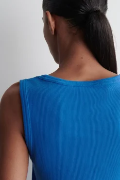 GERIPPTES TANKTOP MIT TIEFEM AUSSCHNITT