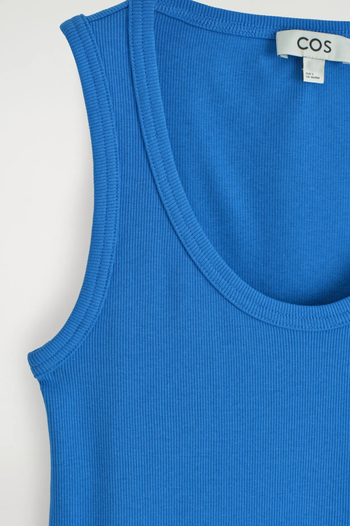 GERIPPTES TANKTOP MIT TIEFEM AUSSCHNITT
