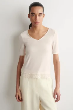 GERIPPTES T-SHIRT MIT V-AUSSCHNITT UND SPITZE