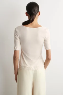 GERIPPTES T-SHIRT MIT V-AUSSCHNITT UND SPITZE