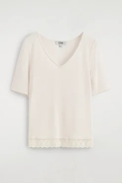 GERIPPTES T-SHIRT MIT V-AUSSCHNITT UND SPITZE