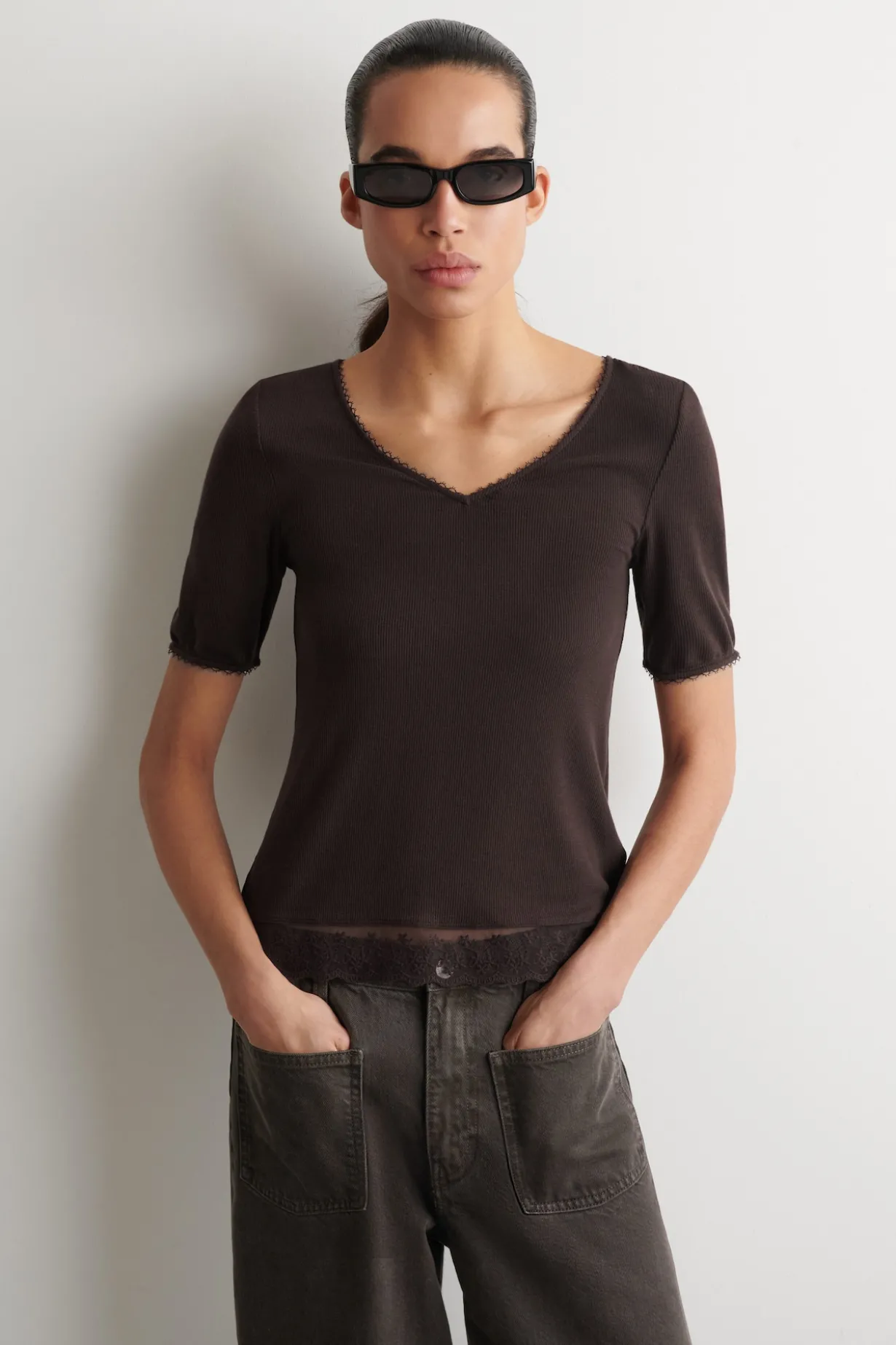 GERIPPTES T-SHIRT MIT V-AUSSCHNITT UND SPITZE