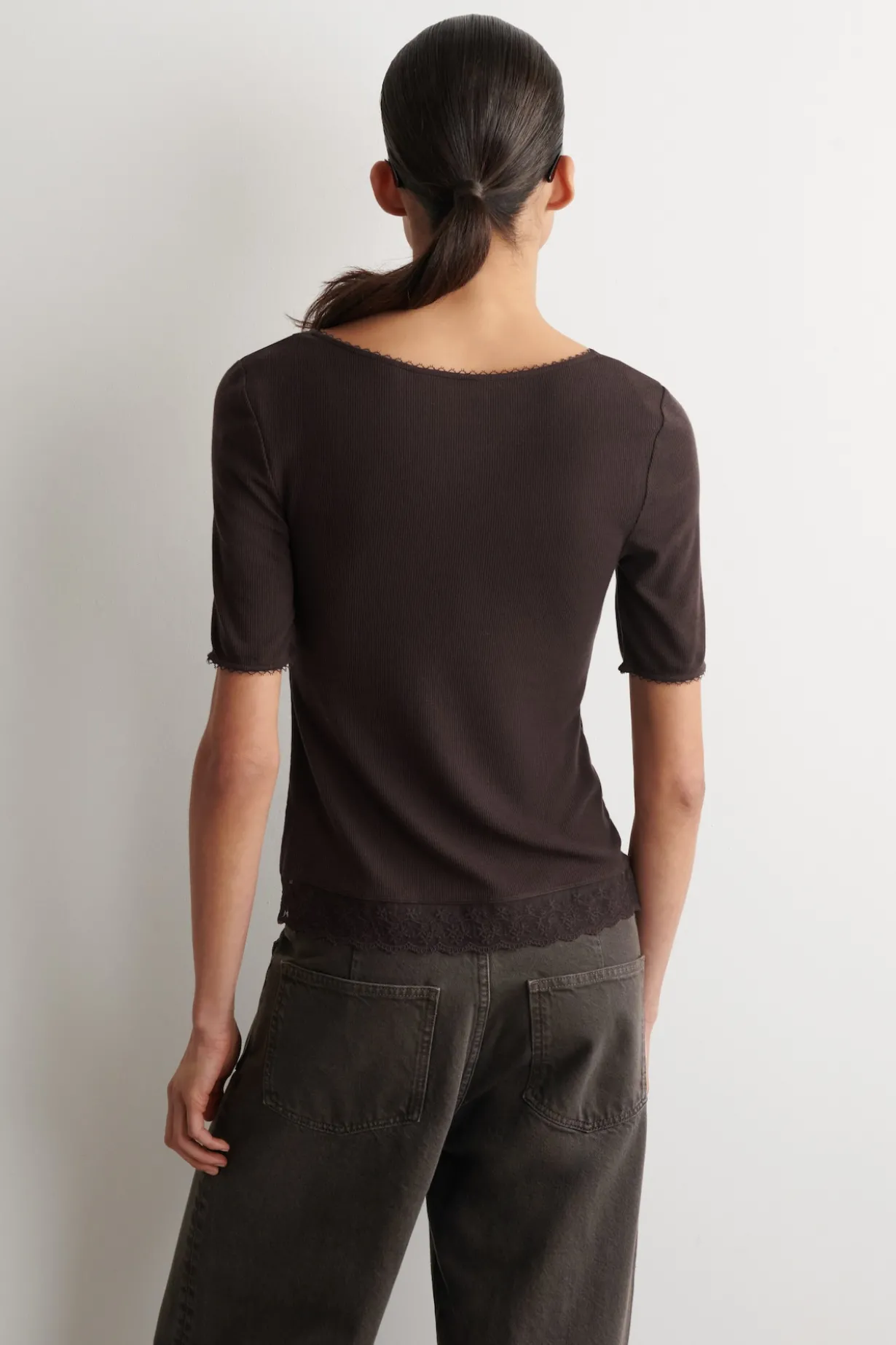 GERIPPTES T-SHIRT MIT V-AUSSCHNITT UND SPITZE
