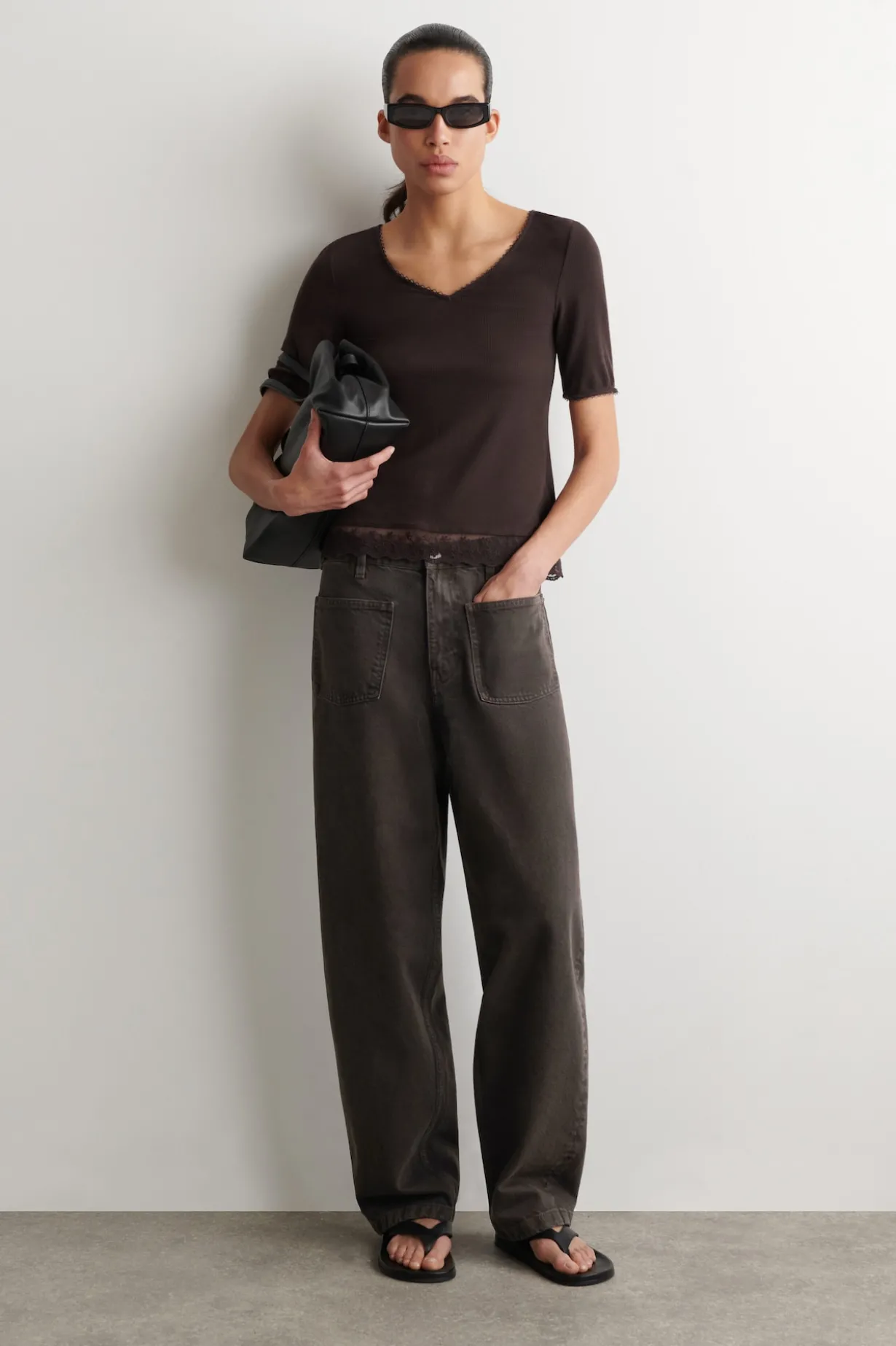 GERIPPTES T-SHIRT MIT V-AUSSCHNITT UND SPITZE