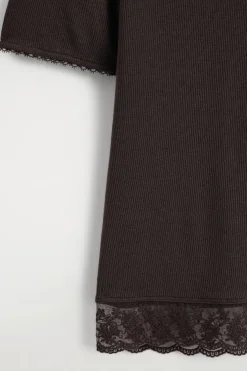 GERIPPTES T-SHIRT MIT V-AUSSCHNITT UND SPITZE