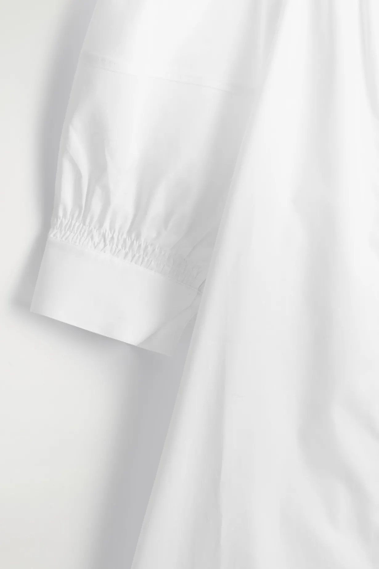 GESMOKTES HEMDKLEID MIT PUFFÄRMELN