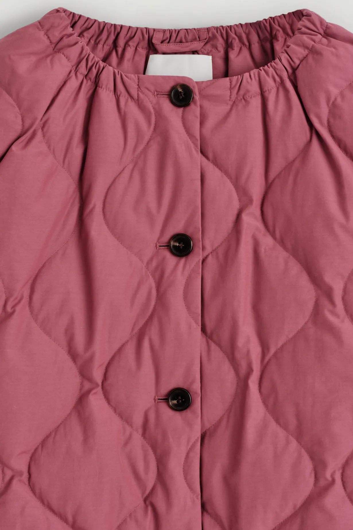 GESTEPPTE DAUNENJACKE MIT RAFFUNGEN