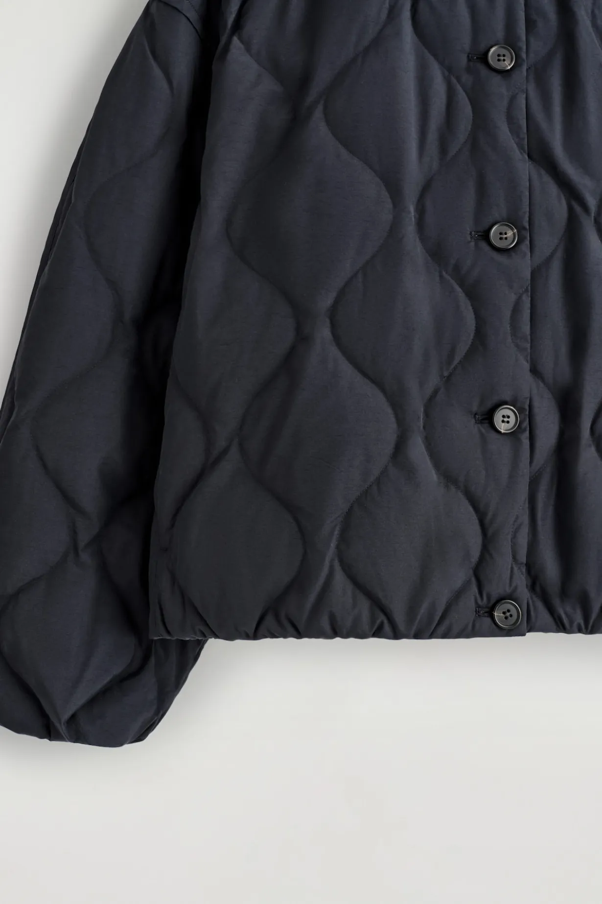 GESTEPPTE DAUNENJACKE MIT RAFFUNGEN
