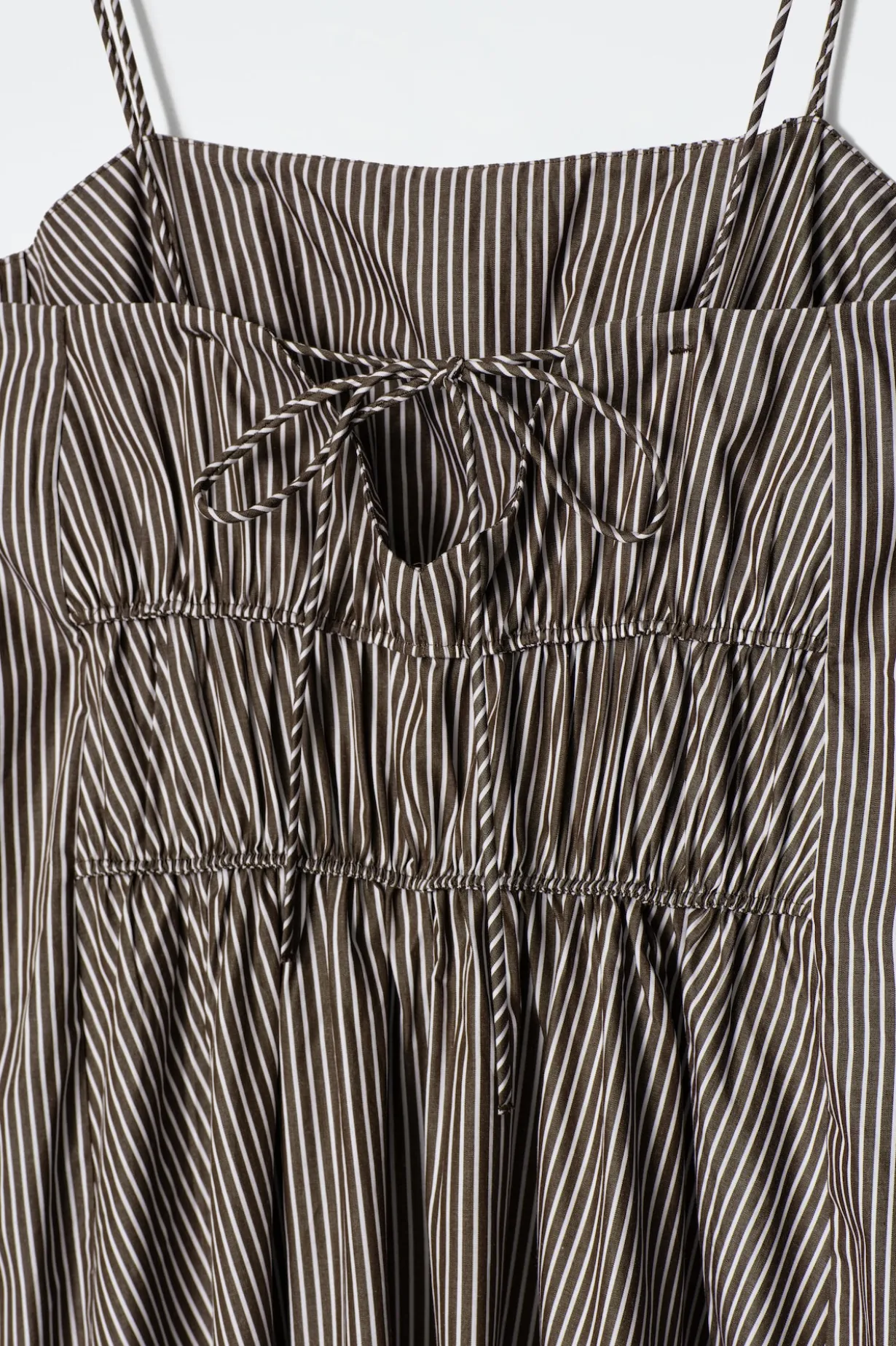 GESTREIFTES MIDIKLEID MIT GERAFFTER TAILLENPARTIE