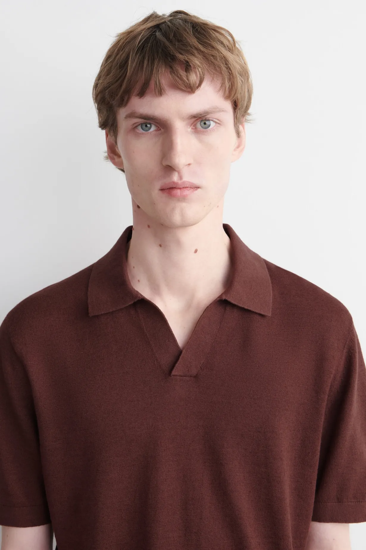 GESTRICKTES POLOSHIRT AUS LEINEN