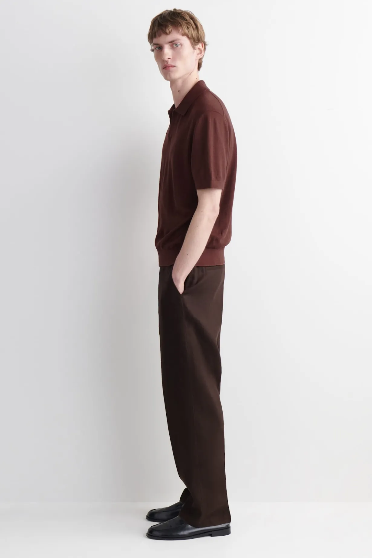 GESTRICKTES POLOSHIRT AUS LEINEN