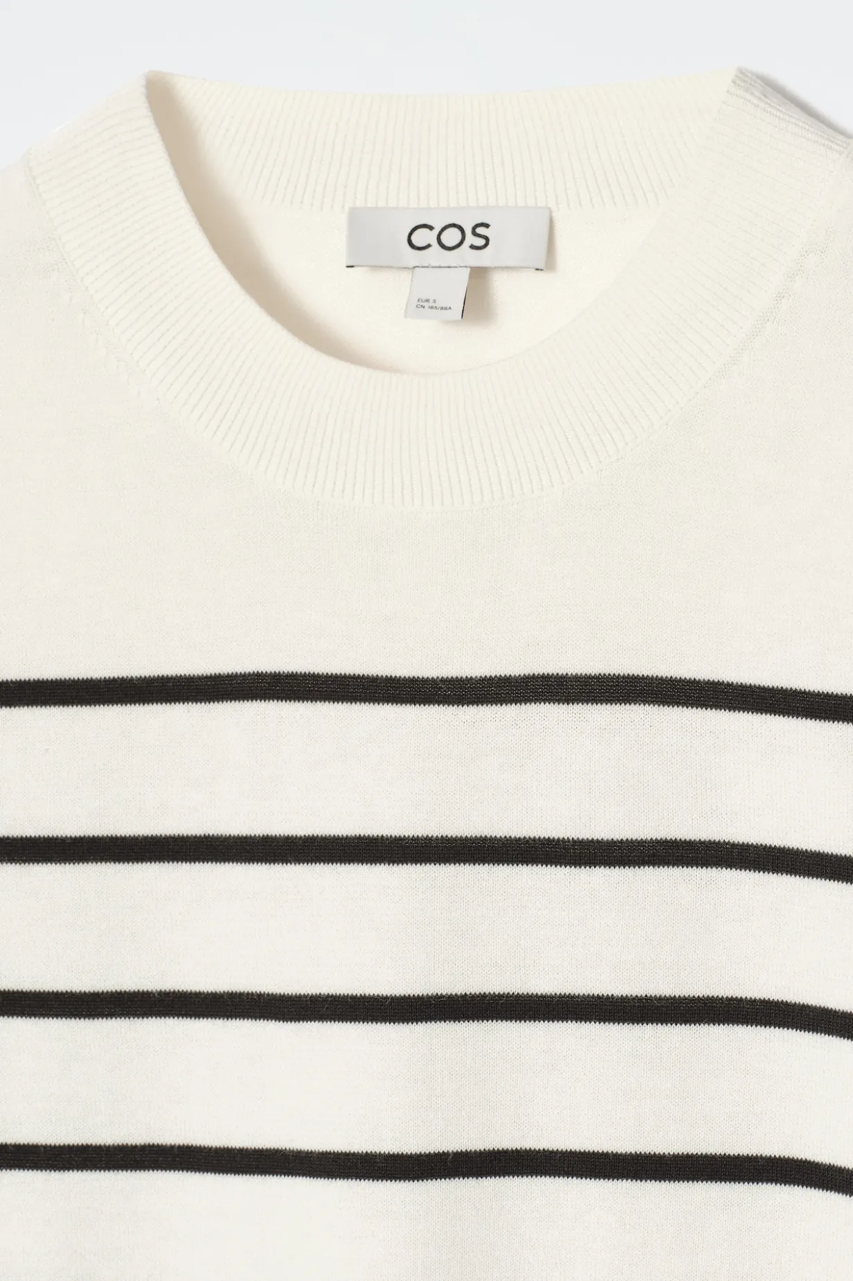 GESTRICKTES T-SHIRT MIT NORMALER PASSFORM