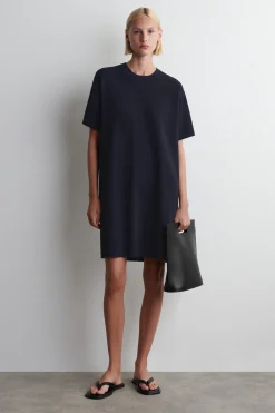 GESTRICKTES T-SHIRT-KLEID