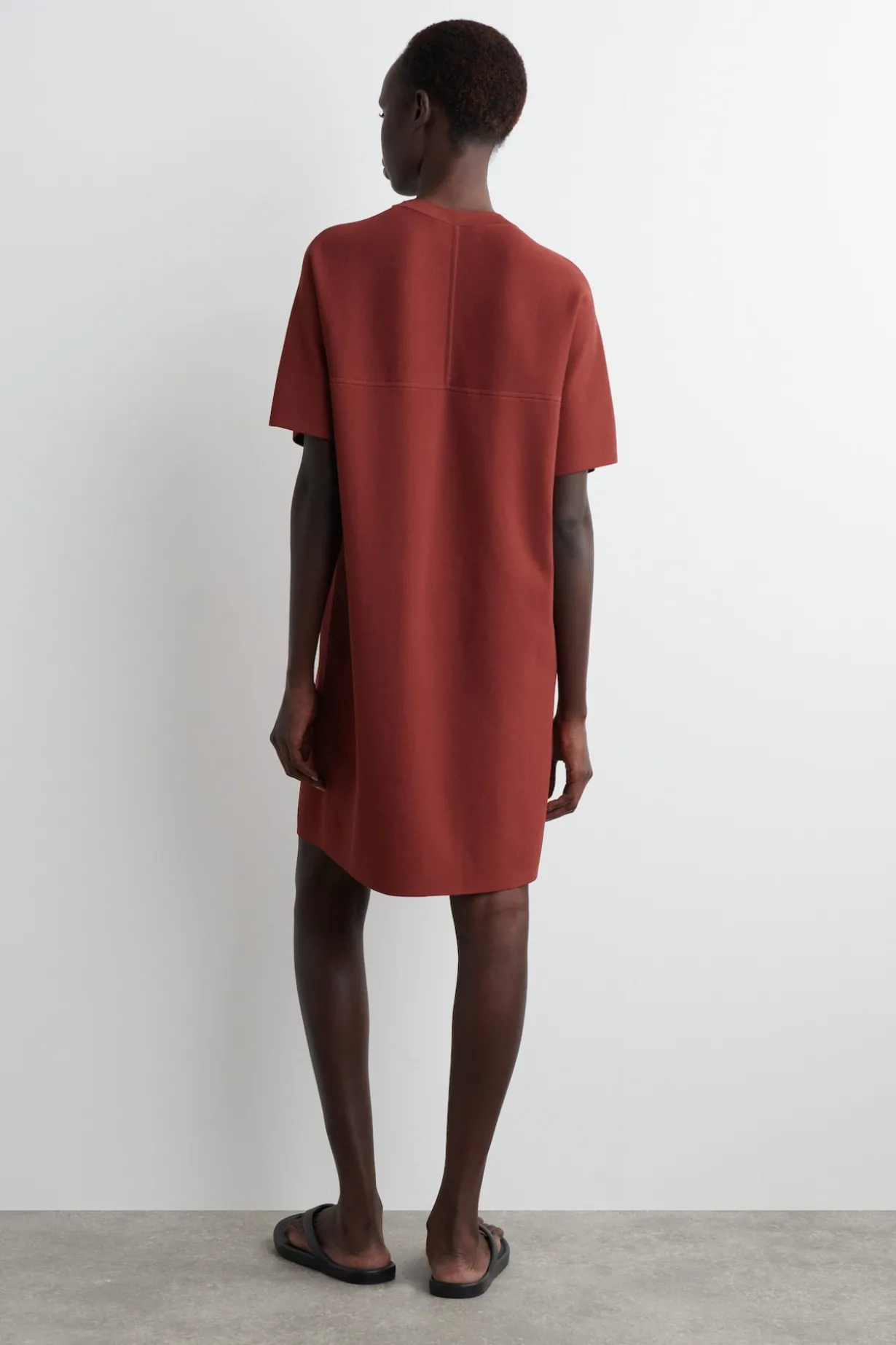 GESTRICKTES T-SHIRT-KLEID