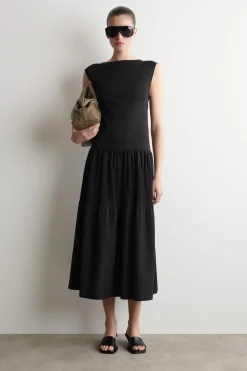 GESTUFTES MIDIKLEID MIT RAFFUNGEN