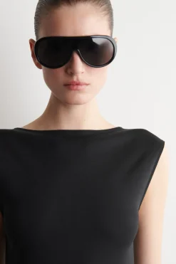 GESTUFTES MIDIKLEID MIT RAFFUNGEN