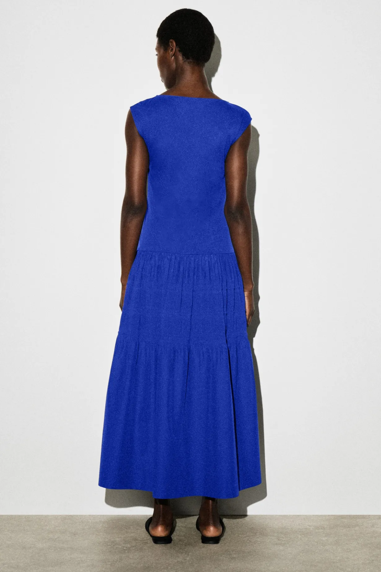 GESTUFTES MIDIKLEID MIT RAFFUNGEN