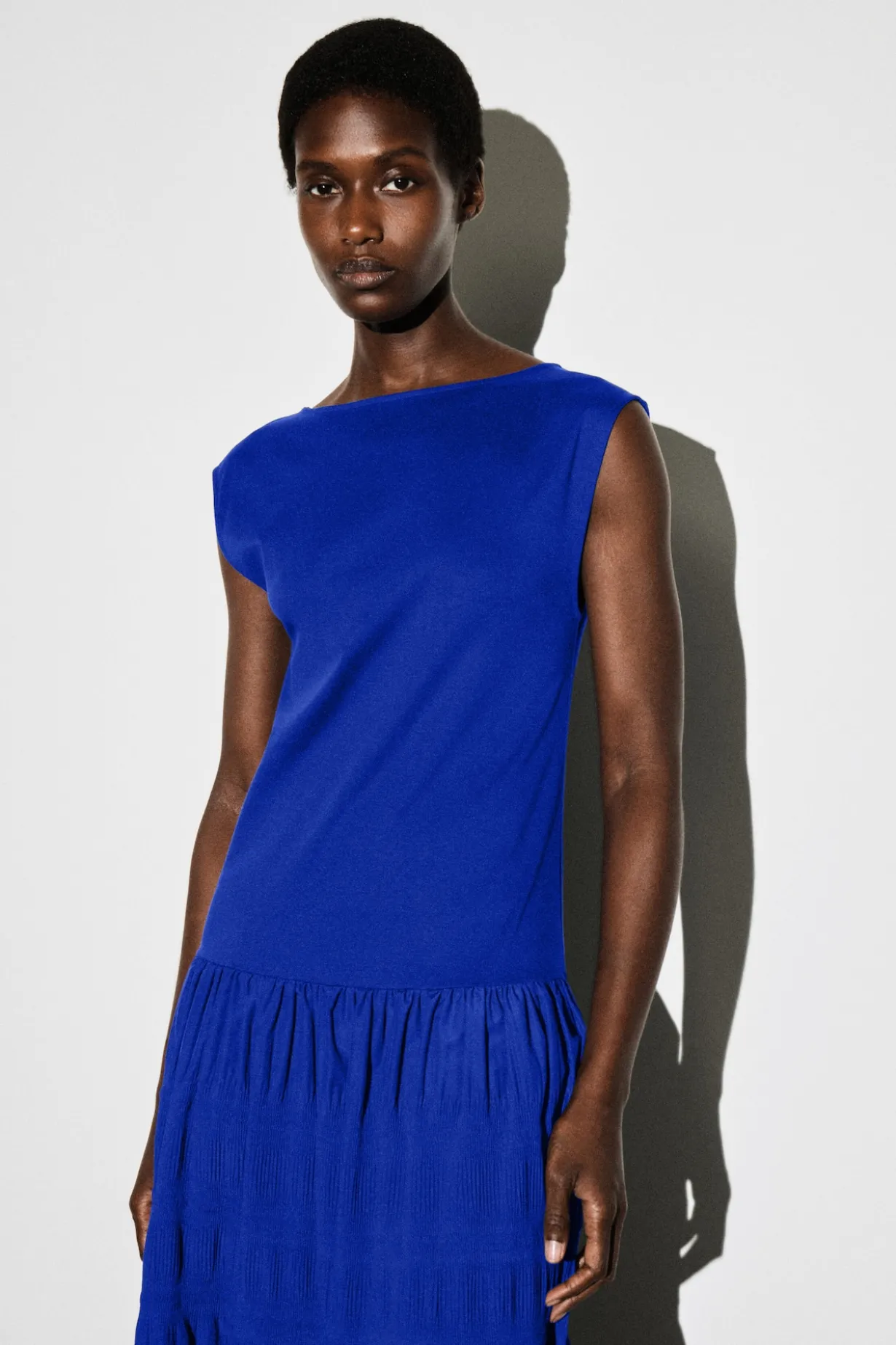 GESTUFTES MIDIKLEID MIT RAFFUNGEN