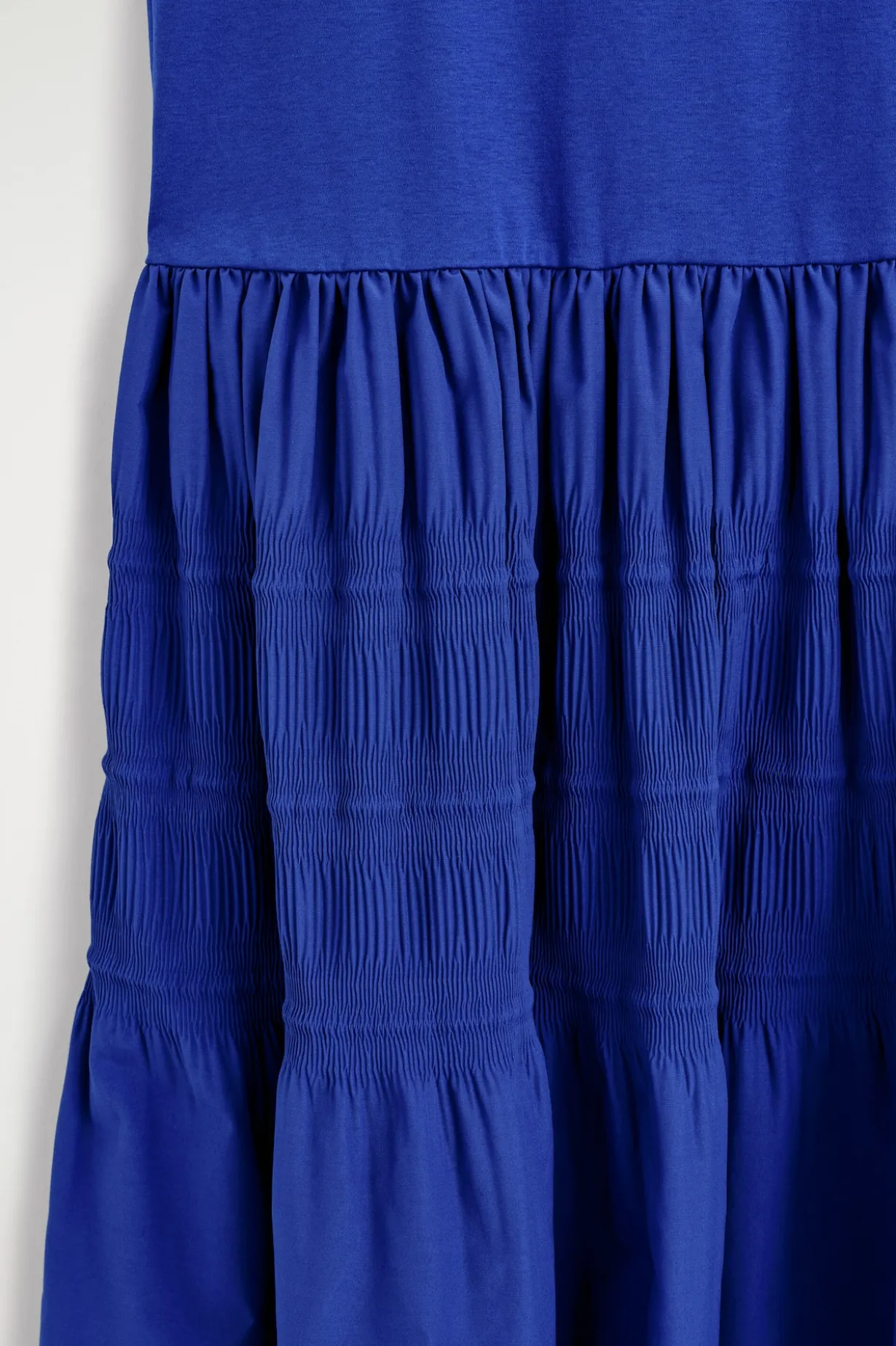 GESTUFTES MIDIKLEID MIT RAFFUNGEN
