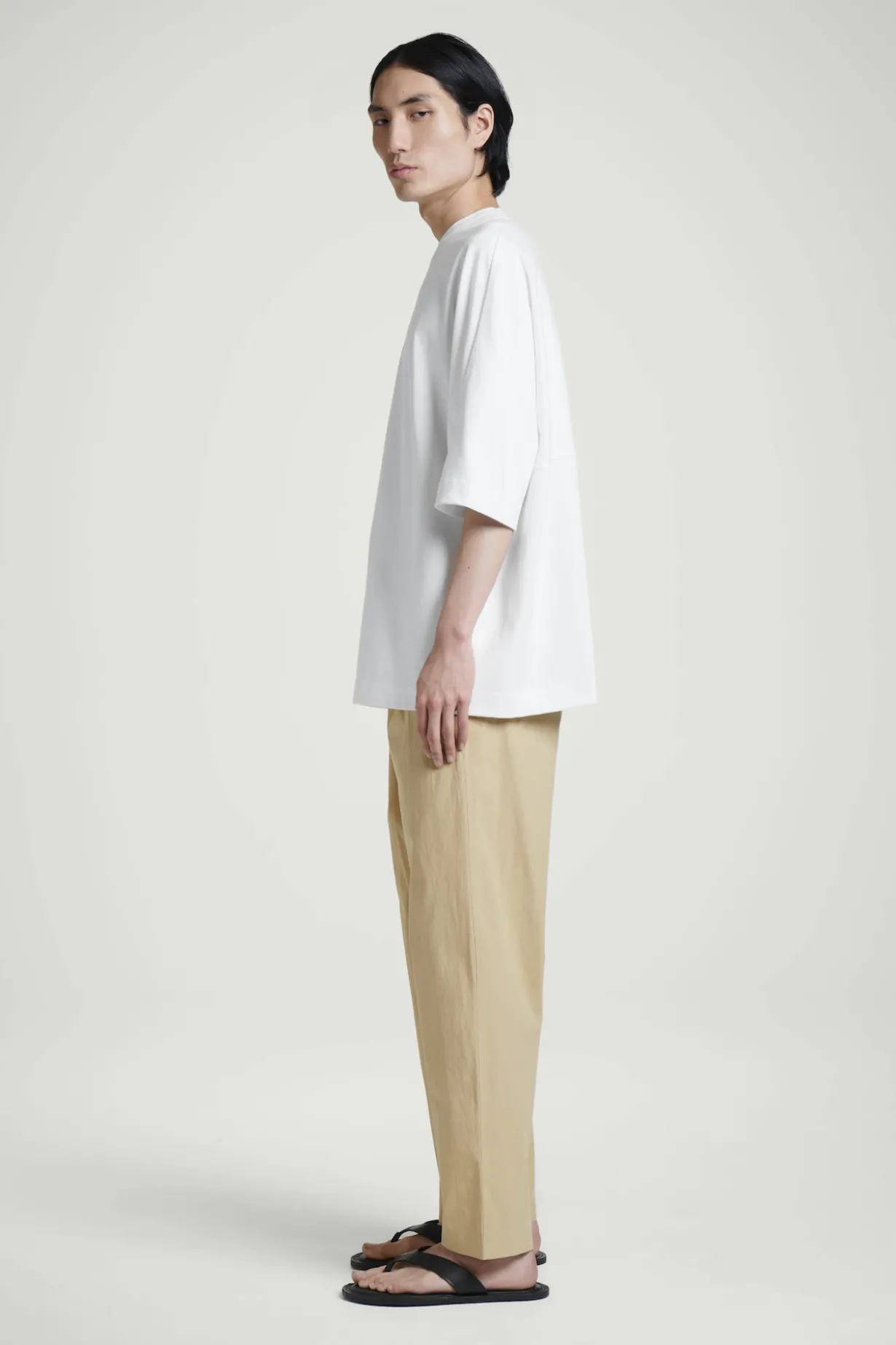 GEWICHTIGES OVERSIZED-T-SHIRT MIT KRAGEN