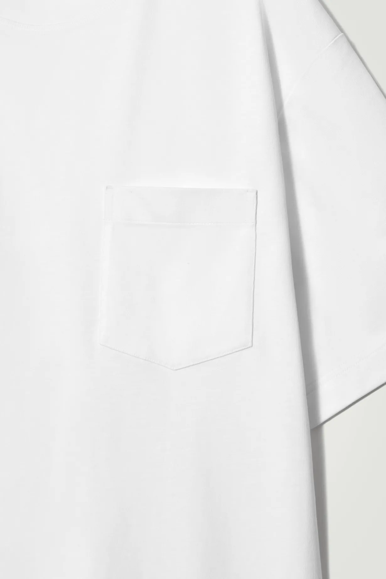 GEWICHTIGES OVERSIZED-T-SHIRT AUS BAUMWOLLE