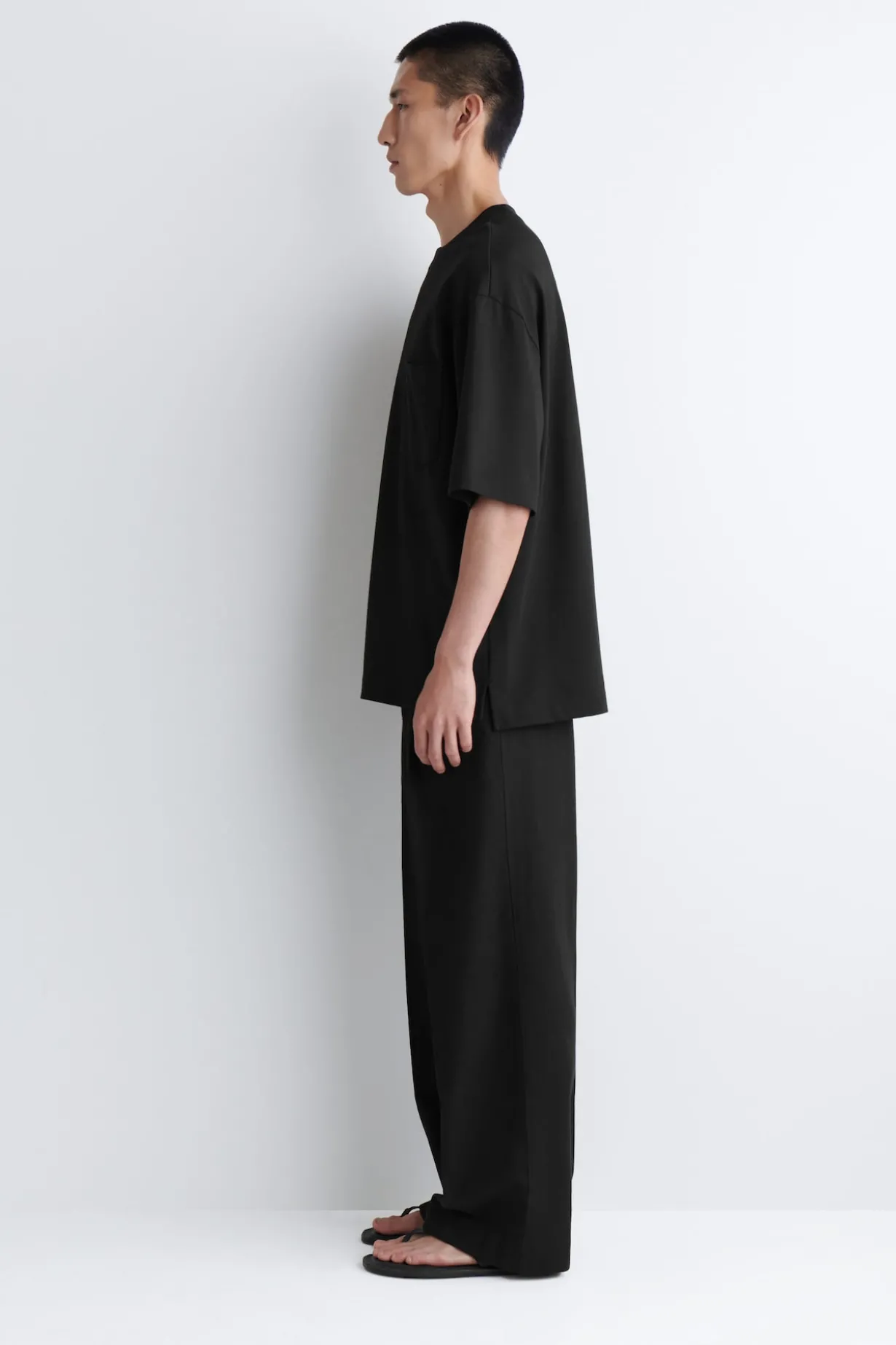 GEWICHTIGES OVERSIZED-T-SHIRT AUS BAUMWOLLE