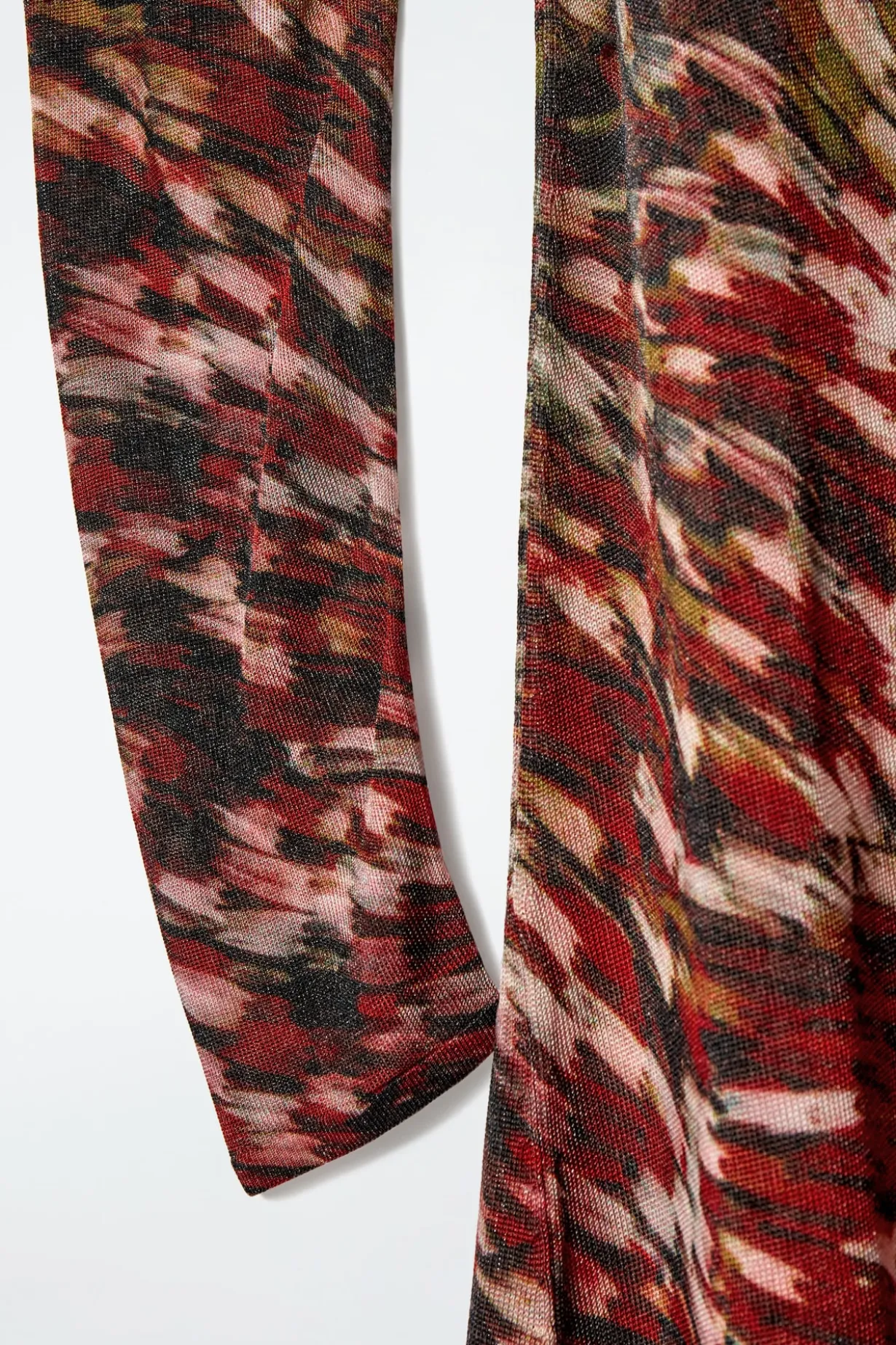 HALBTRANSPARENTES GESTRICKTES MAXIKLEID MIT PRINT