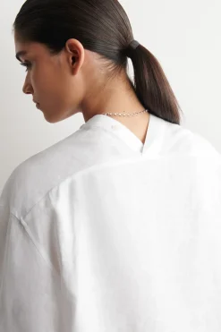 HEMD MIT V-AUSSCHNITT AUS LEINEN MIT KNOPFDETAIL