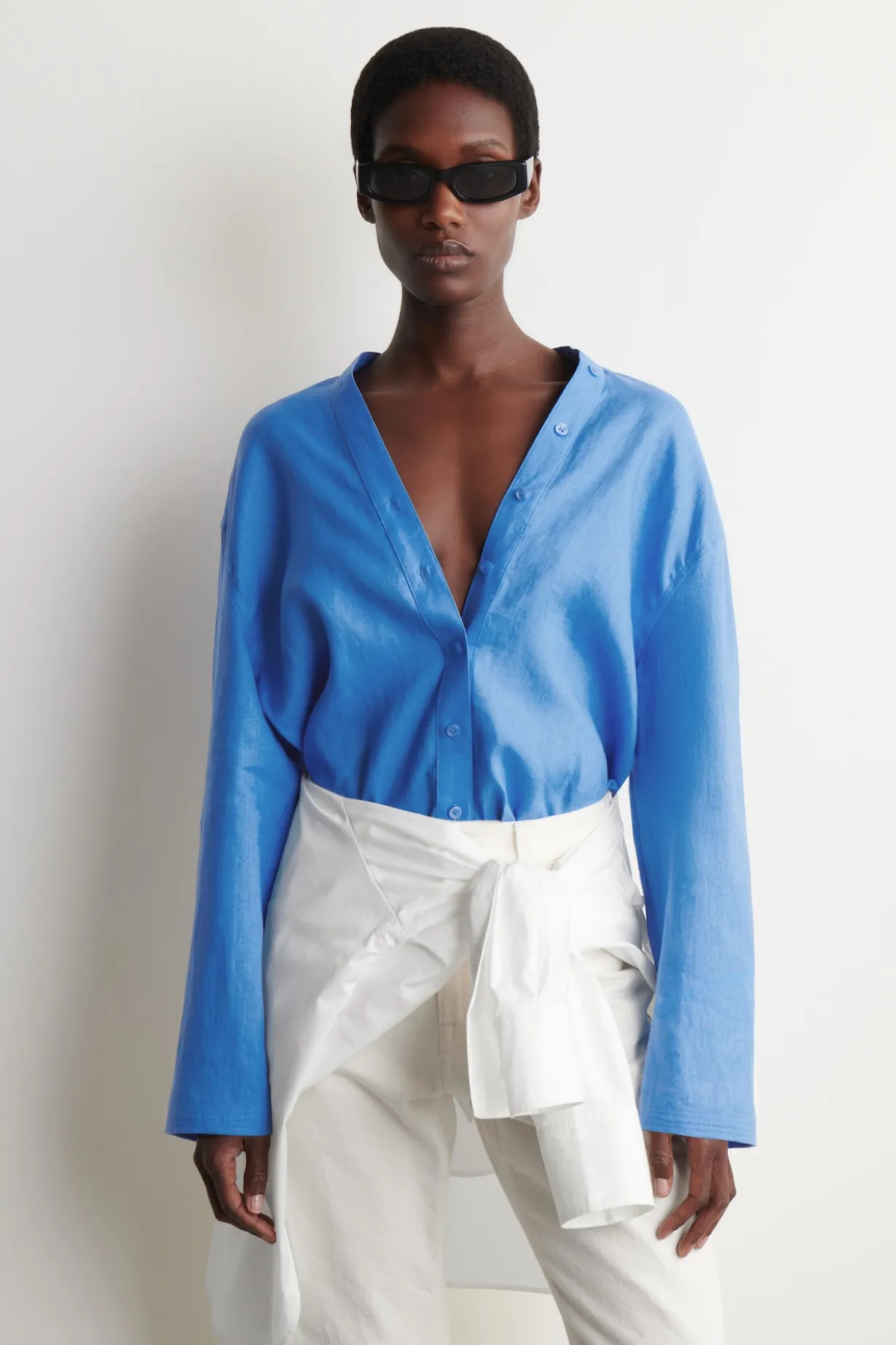 HEMD MIT V-AUSSCHNITT AUS LEINEN MIT KNOPFDETAIL