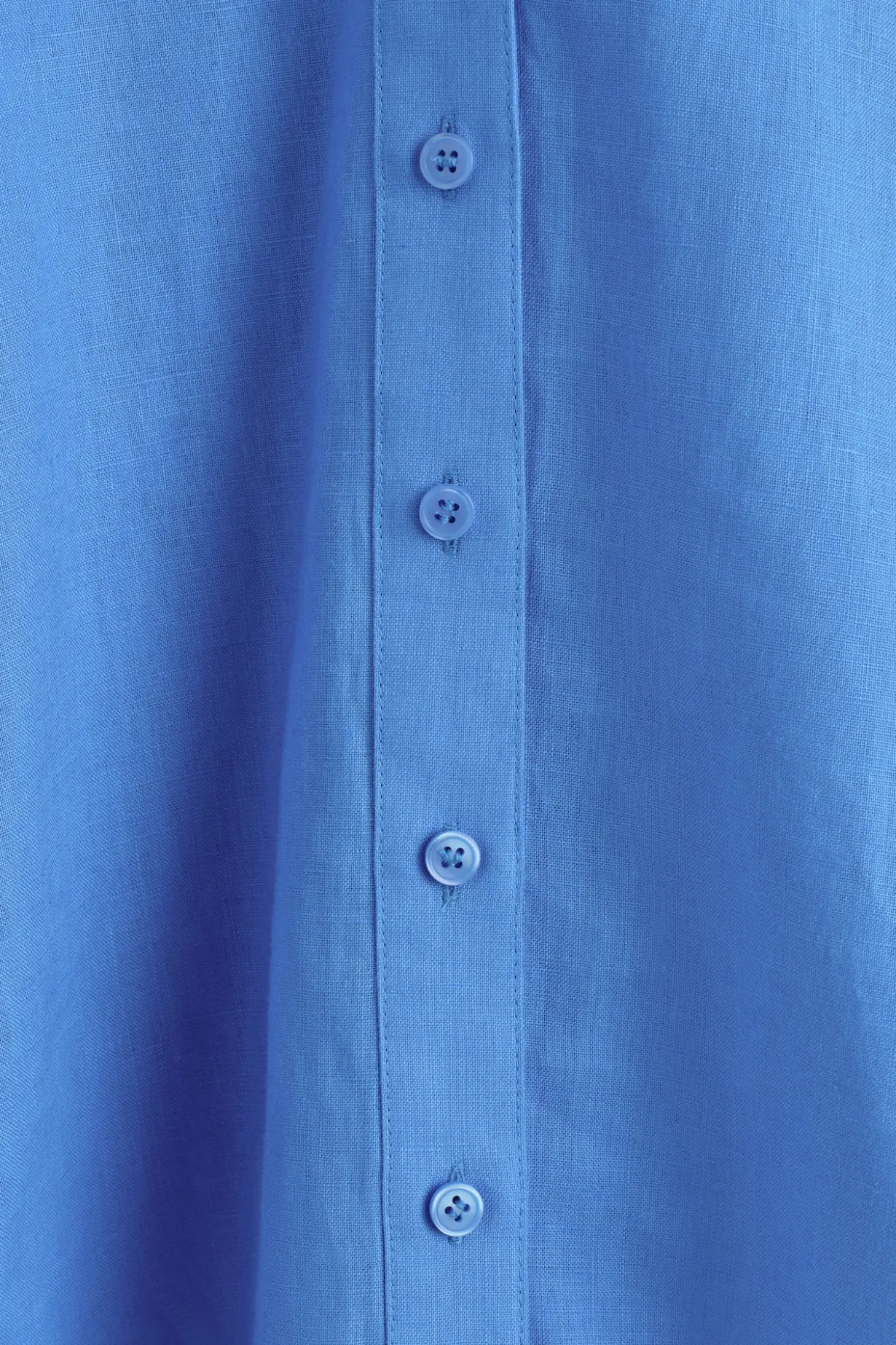 HEMD MIT V-AUSSCHNITT AUS LEINEN MIT KNOPFDETAIL