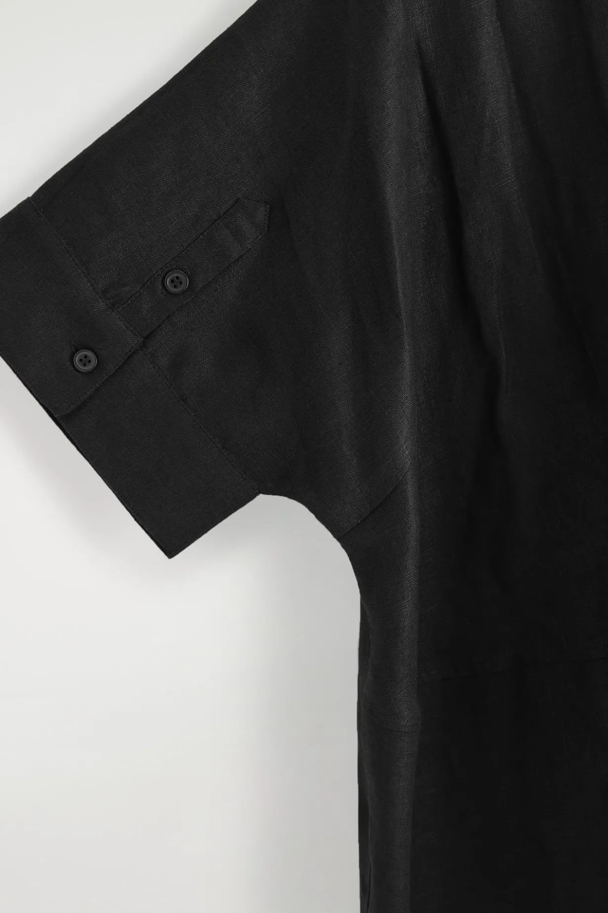 HEMDKLEID AUS LEINEN IN MIDILÄNGE