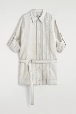 HEMDKLEID AUS LEINEN MIT GÜRTEL UND FALTEN