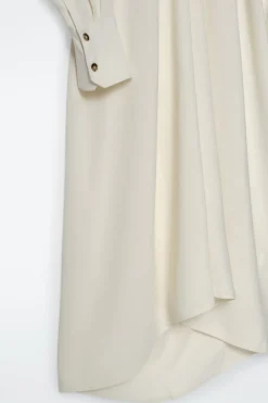 HEMDKLEID AUS LEINEN MIT V-AUSSCHNITT
