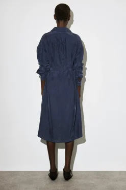 HEMDKLEID AUS SEIDE IN KNITTEROPTIK