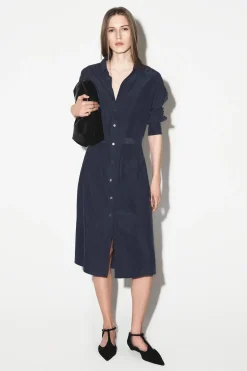HEMDKLEID AUS SEIDE IN KNITTEROPTIK