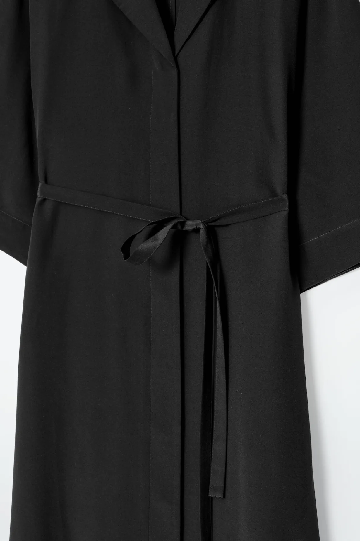 HEMDKLEID AUS SEIDE MIT GÜRTEL