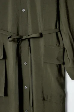 HEMDKLEID IM UTILITY-STIL MIT GÜRTEL