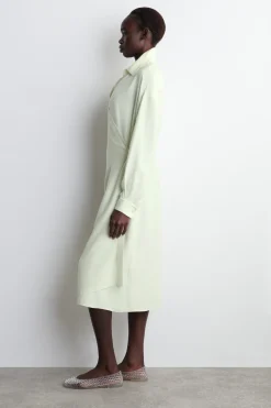 HEMDKLEID IN MIDILÄNGE UND WICKELOPTIK