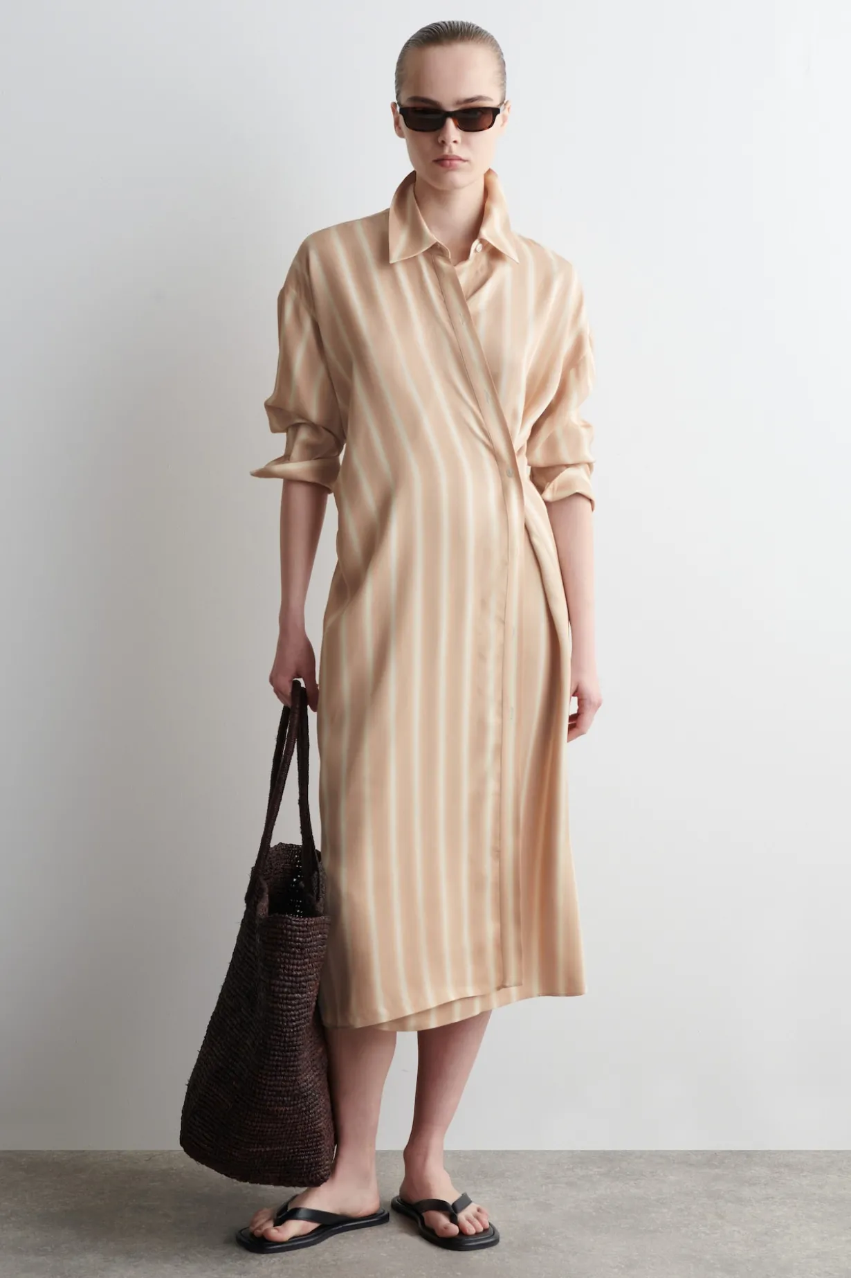 HEMDKLEID IN MIDILÄNGE UND WICKELOPTIK