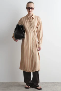 HEMDKLEID IN MIDILÄNGE UND WICKELOPTIK