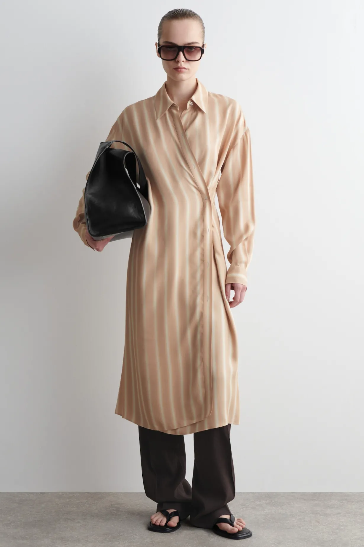 HEMDKLEID IN MIDILÄNGE UND WICKELOPTIK