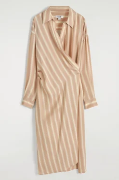 HEMDKLEID IN MIDILÄNGE UND WICKELOPTIK