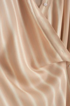 HEMDKLEID IN MIDILÄNGE UND WICKELOPTIK