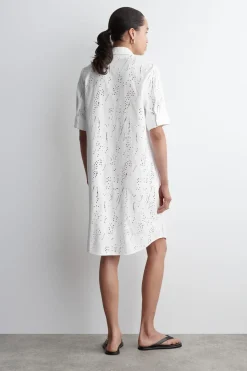 HEMDKLEID MIT LOCHSTICKEREI